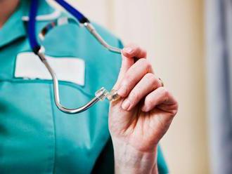 Lekár, ktorý dal rodičke facku, zostáva ďalej pracovať v bratislavskej univerzitnej nemocnici