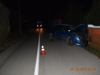 Nehoda v Revúckom okrese: FOTO Opitý vodič   narazil do oplotenia, ďalšie zistenie policajtov