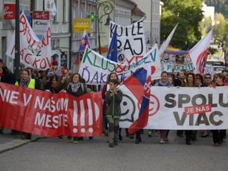 Foto: V Banskej Bystrici pochodovali proti fašistom, niesli aj transparent „KOTLE BAJ BYE̶