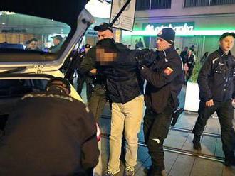 Vyšetrovateľ obvinil muža, ktorý v Bratislave nožom napadol dvoch mužov
