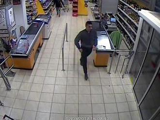 Foto: Polícia objasňuje krádež v potravinách, pátra po mužovi z kamerových záznamov