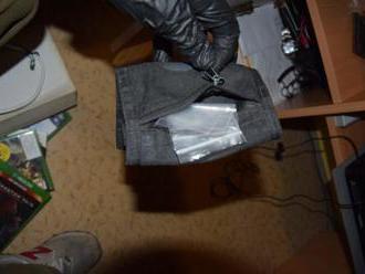 Policajti z Mikuláša si posvietili na drogovú trestnú činnosť, našli vrecká s metanfetamínom