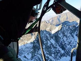 Turista prežil 250-metrový pád v Tatrách, v horolezeckom teréne nemal prilbu ani stúpacie železá