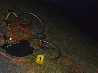 Foto: Dôchodca spadol z bicykla a na mieste zomrel, na hlave nemal prilbu