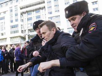 Ruský opozičný líder Navaľnyj ide z väzenia rovno na demonštráciu