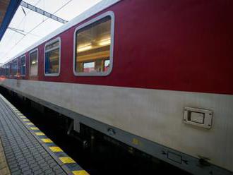Železnice upozorňujú, že vlaky počas Dušičiek sú už viac ako z polovice obsadené