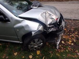 Foto: Opitý vodič Fabie v zákrute nezvládol riadenie, narazil do zaparkovaného auta