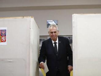 V Česku zatvorili volebné miestnosti. Zeman a Klaus prezradili, komu dali svoj hlas