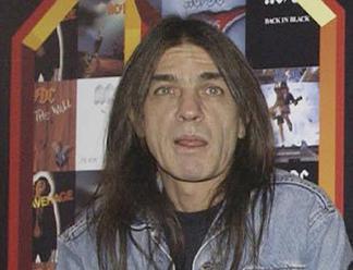 Zomrel bývalý gitarista a spoluzakladateľ AC/DC Malcolm Young