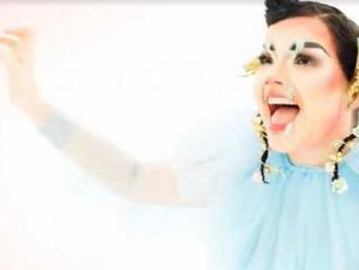 VIDEO: Björk se v blaženém klipu k 