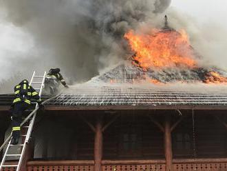 Střechu motorestu 4Kameny u Hlavence zachvátil požár, byl vyhlášen zvláštní stupeň poplachu