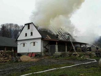 Stodolu v Králíkách zničily plameny, na místo vyjelo pět hasičských jednotek
