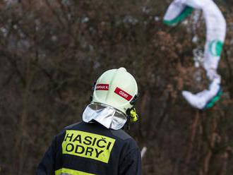 Hasiči v Odrách zachránili paraglidistu, ze stromu mu pomohli po žebříku