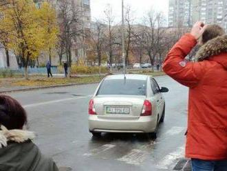 V Kyjevě byla před očima kolemjdoucích unesena žena. Vše zaznamenala pouliční kamera