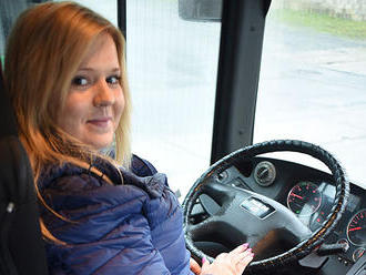 Jak se žije řidičce příměstského autobusu? Lichotky, nedůvěra i boj s opilci