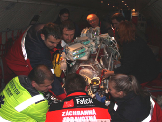 Armádní letoun CASA s týmem specialistů zachránil slovenské miminko. Převezl ho z Bratislavy do Prah