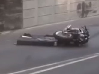 VIDEO: Tragédia v Makau. Motocyklista po páde zahynul, odletela mu prilba