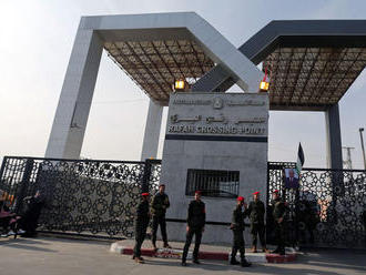 Egypt otvoril priechod s Pásmom Gazy, odchádzajú tisíce Palestínčanov