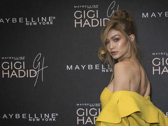 Odhalené nohy, sexy v žltej! Gigi Hadid v Londýne prilákala zraky