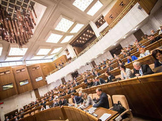 Poslanci pokračujú v poslednej riadnej schôdzi parlamentu