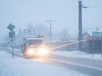 ONLINE: Snehová kalamita paralyzuje Slovensko, zasahujú desiatky hasičov