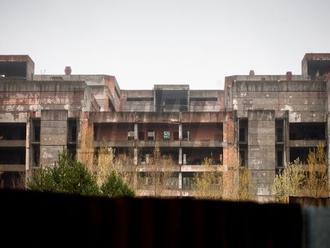 Nedostavanú nemocnicu Rázsochy konečne zbúrajú: Na jej mieste vyrastie nová univerzitná