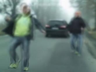 NESKUTOČNÉ Ďalší arogantný vybrzďovač v akcii: VIDEO Šialenec z Vranova mal dokonca v aute dieťa