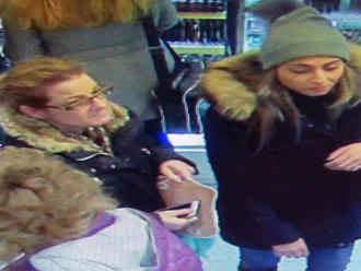 Zlodejky na FOTO úradovali v Topoľčanoch: Ženu pripravili o peňaženku, polícia žiada o pomoc