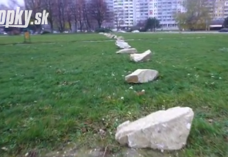 Petržalku zaplavili záhadné kamene: VIDEO Keď zistíte, na čo majú slúžiť, budete sa smiať!