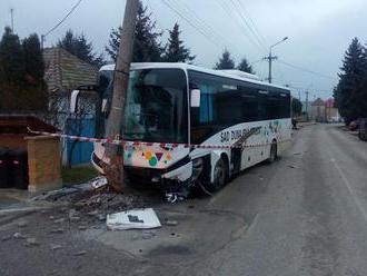 Dopravná nehoda v Zemianskym Sadoch: FOTO Autobus narazil do stĺpa, auto sa prevrátilo do priekopy
