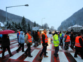 Liptáci a Oravci protestujú: Zablokovali cestu v Likavke, blokáda aj v Banskej Bystrici a Krupine