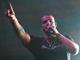 VIDEO: Drake vynadal fanúšikovi, ktorý obchytkával ženy v publiku