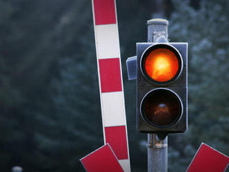 Bratislavský taxikár nerešpektoval svetelnú signalizáciu, auto zachytil prichádzajúci vlak