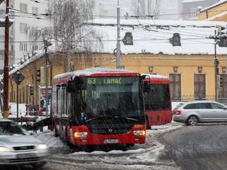 Autobusy v Nitre meškajú aj hodinu alebo nejdú, problémy má aj MHD v Bratislave