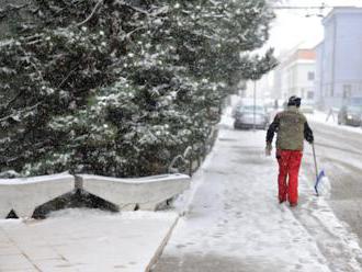 Vlastníci bytov sa aj túto zimu musia starať o chodníky, ktoré nevlastnia