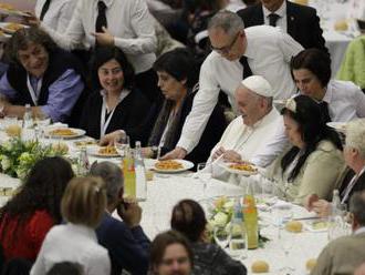 Video: Pápež František slúžil omšu pre chudobných, neskôr ich pozval na obed