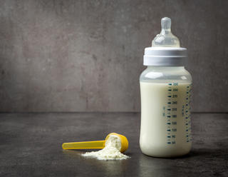 Dojčenské mlieko Lactalis sťahujú z predaja, desiatky detí ochoreli na salmonelu