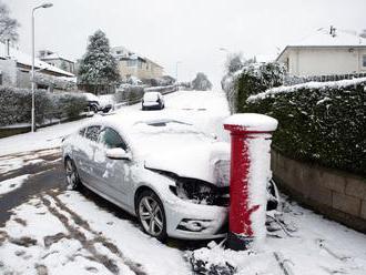 Britániu skúša počasie. Búrky a sneženie narušili dopravu