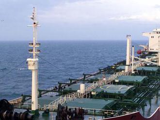 Reuters: Ruské tankery dodávajú ropu severokórejským lodiam