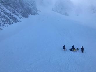 Po uvoľnení lavíny v severnej stene Ďumbiera sa zranil horolezec