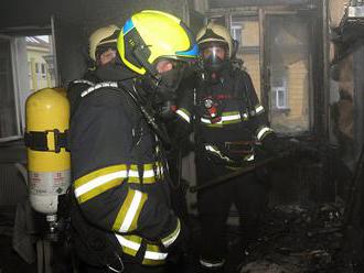 Pražští hasiči zachránili dvě osoby při požáru bytu