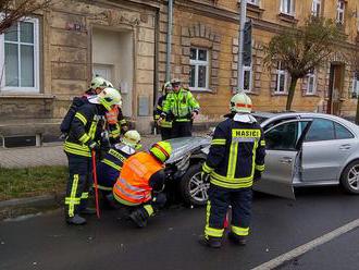 Jednotky HZS Sokolov a SDH Loket zasahují v Nádražní ulici v Lokti u nehody pěti osobních vozidel.