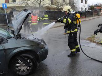 Jednotka hasičů z Holešovic  Praze zasahovala  u požáru v motorové části osobního automobilu v…