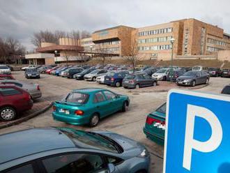 Bezplatné parkovanie pri nemocniciach má háčik