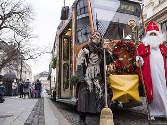 V uliciach Bratislavy jazdí Vianočná električka