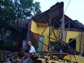 Indonéziu zasiahlo silné zemetrasenie, dvaja ľudia zomreli