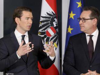 Ukázali novú rakúsku vládu. Sľubuje prísnejšiu migračnú politiku či rýchlejšie deportácie