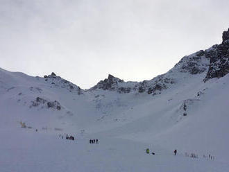 Lavína v Derešskom kotle v Nízkych Tatrách strhla dvoch lyžiarov 