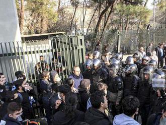 V Iráne si protesty vyžiadali dva ľudské životy, úrady vinia zahraničných agentov