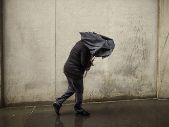 Slovensko potrápi silný vietor, meteorológovia vydali výstrahu
